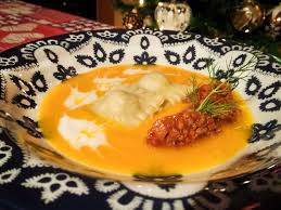 …ieri pomeriggio mi sono messa lì con le mie ragazze ed insieme abbiamo creato. Ravioli Ripieni Di Carne Su Vellutata Di Zucca E Crema Al Pecorino