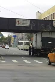 Substituição nas rescisões de zagueiros da ponte preta pra semana. Motorista Tenta Passar E Encalha Caminhao Na Ponte Preta Curitiba E Regiao Noticias Tribuna Do Parana