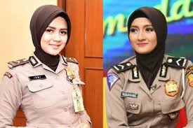 Satu foto memperlihatkan polisi memakai baju biru, foto kedua memperlihatkan polisi indonesia sedang mengangkat seragam berwarna biru yang identik dengan . Adem Banget Liatnya Ternyata Begini Aturan Pakai Jilbab Bagi Polwan Gridoto Com