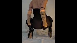 セクシーなランジェリーとハイヒールでエロダンス！あなただけのために、それは甘くてセクシーに見えます