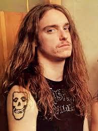 Thrash, la variante del metal con ''espíritu punk”. De adolescente, en el  colegio, yo vivía fascinado por la crudeza de bandas como Dead Kennedys,  The Clash o Social Distortion. En el punk