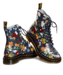 Skoljka Vijesti Izbjeglice Dr Martens Bakancs Astoria Goldstandardsounds Com Századi varrásmintát használó puritan gépeikre szemlátomást különösen büszkék a gyárban. skoljka vijesti izbjeglice dr martens bakancs astoria