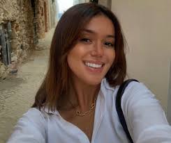 Robyn Trout's Instagram, Twitter & Facebook