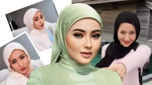 Tudung bermotif lukisan pelukis tempatan