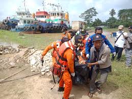 Kapal motor yang mengangkut kelapa sawit dan buah kelapa, tenggelam usai dihantam ombak. Tim Penyelam Basarnas Jambi Berhasil Angkat Jasad Agus Yang Tenggelam Di Sungai Batanghari Cahaya Baru Masyarakat Jambi