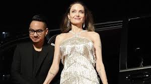 Her back tattoos have been changed many times and also added to just like the ones on her arms have been. Mit 19 Angelina Jolies Sohn Maddox Hat Schon Ein Xxl Tattoo Promiflash De