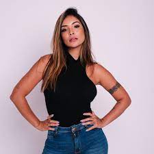 She is known for her many guest appearances on sitcoms such as according to jim, half and half, 8 simple rules, curb your enthusiasm and how i met your mother and her recurring role in the early seasons of the drama the west wing as assistant to the sam seaborn character, as well as dr. Destravando Poses Com Carol Nakamura Home Facebook