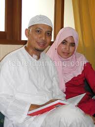Salah satu istri ustad arifin ilham , ummu hifzhiya, pun menyampaikan rasa rindunya pada sang suami. Mengenang Kisah Cinta Ustadz Arifin Ilham Dengan Istri Pertamanya Bagian 2 Habis Tabloidbintang Com