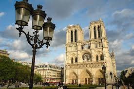 La cathédrale abrite dans le déambulatoire quelques sépultures des anciens ducs de normandie, telles celle de rollon, le fondateur du duché et celle de richard coeur de lion, qui aimait tant la ville et fit déposer son coeur dans la crypte après sa. Notre Dame De Paris Wikipedia