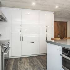 Cuisines Beauregard Armoires De Cuisine Contemporaine Realisation 370 Cuisine Contemporaine Avec Armoires En Acrylique Lustre Et Comp In 2020 Home Decor Decor Home