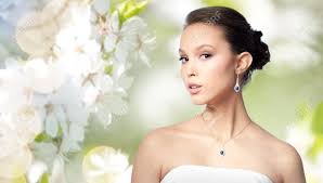 Belleza, Joyería, Accesorios De La Boda, La Gente Y El Concepto De Lujo -  Hermosa Mujer Asiática O Novia Con Pendiente Y Colgante Sobre Fondo De Flor  De Cerezo De Primavera Natural