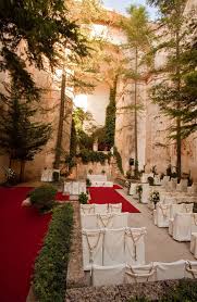 Cuenta con un lago, amplias zonas ajardinadas, y diferentes espacios acristalados con vistas a la sierra. Las Fincas De Bodas Mas Bonitas Cerca De Madrid Stylelovely