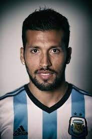 Sinh ngày 10 tháng 10 năm 1986) là một cầu thủ bóng đá chuyên nghiệp người argentine đang chơi bóng cho câu lạc bộ valencia ở tây ban nha và là thành viên của đội tuyển quốc gia argentina, anh. Manchester United Eye Ezequiel Garay Transfer As Louis Van Gaal Aims For Defensive Fix In January Mirror Online