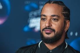 Le chanteur Slimane a été condamné, mardi 16 septembre, par le tribunal  judiciaire de Saint-Etienne à payer 10 000 euros d'amende, dont 3 000 avec  sursis, pour harcèlement sexuel sur un technicien