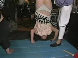 スカートで逆立ちはパンチラ・パンモロして当然なエロ画像 - 性癖エロ画像 センギリ | lepka-lepka.ru