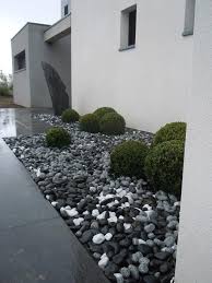 Entree Contemporaine Avec Menhir En Ardoise Entree De Maison Exterieur Amenagement Jardin Entree Contemporaine