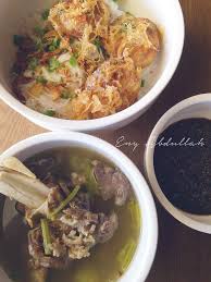 Basuh bersih tulang dan daging. Bihun Sup Tulang Dan Bergedil