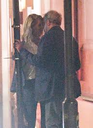 Lisa, 51, has been in a relationship with jeremy, 61, since 2017, and features in clarkson's farm, a new amazon prime series about the british personality's agricultural exploits in his diddly squat farm in the cotswolds. Jeremy Clarkson Passionately Snogs His Girlfriend After Slap Up Meal In London Aktuelle Boulevard Nachrichten Und Fotogalerien Zu Stars Sternchen