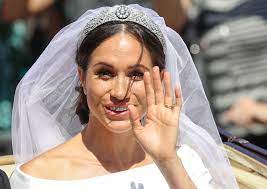 Das hochzeitskleid lässt sich zudem problemlos mit einer krinoline (zu finden unter ergänzende produkte) kombinieren. Meghan Markle Alles Uber Ihr Hochzeitskleid