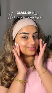 The perfect Christmas lip using the Dr.PAWPAW Ultimate Red Balm 👇 ❤️  Buildable red tint ❤️ Use