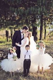 Each Day We Feature A Different Inspirational Wedding Image As Our Photo Of The Day Here Are Wedding Picture Poses Wedding Photos Poses Family Wedding Photos