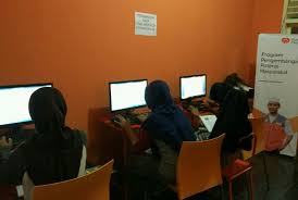 Komputer pada dasarnya membutuhkan keberadaan program agar bisa menjalankan fungsinya sebagai komputer, biasanya hal ini dilakukan dengan cara mengeksekusi serangkaian instruksi program tersebut pada prosesor. Siswa Rumah Belajar Ceria Diperkenalkan Dengan Komputer Republika Online