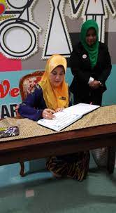 It is also worth mentioning that the award would make dr noor hisham's wife, nik suwaida haji nik mohammad mohyideen, a 'puan sri' as well. Lawatan Puspanita Jabatan Kesihatan Negeri Johor Facebook