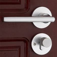 Meskipun dalam memilih gagang pintu, aspek fungsi punya rumah dengan gaya minimalis bukan alasan untuk memilih gagang dengan desain yang membosankan karena ada banyak sekali model. Memilih Handle Pintu Rumah Arsitek Indo Kontraktor