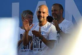 On thursday we announced that pep guardiola had signed a contract extension and here is how social media reacted. Guardiola Signs New Deal To Remain At Man City Until 2021 Arab News