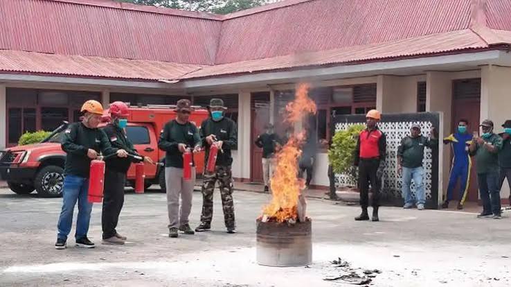 Amankan dokumen aset daerah, pegawai BPKAD Biak Numfor dilatih padamkan api