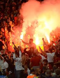 Ultraslan avrupa paris hooligans attacking galatasaray fans with pyro in paris before the. Arsenal 4 1 Galatasaray Welbeck Scores Superb Hat Trick Premier Lig Fans Film Posteri