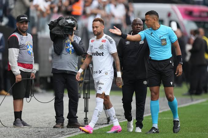 Neymar enfurece tras ser sustituido por error arbitral antes de que se  decida la lista mundialista – The Morning Call