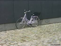 Lila Hollandrad Mit Modernem Fahrradkorb Vor Einer Dunkelgrauen Hauswand Auf Altem Kopfsteinpflaster Am Hafen Von Munster In Westfa Fahrrad Fahrradkorb Munster