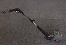 Black And Decker D5 Lawn Edger Black Decker 1 5 Hp Deluxe Lawn Edger Trencher Le400 Sold At Gadgets And Gold Lawn Edger Black Decker Trenchers