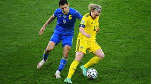 Zinchenko crosses from tight on the left touchline. Rnu Jphybilkom