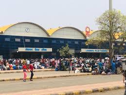 Mumbai's bus services carried over 5.5 million passengers per day in 2008, which dropped to 2.8 million in 2015. Passengers At Lokmanya Tilak Terminus To Board Outstation Trains In Mumbai Photos Hd Images Pictures News Pics Oneindia Photos