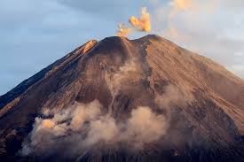 Gunung semeru meletus terungkap 9 misteri ini sungguh bikin merinding. Berita Harian Pendakian Gunung Semeru Dibuka Terbaru Hari Ini Kompas Com