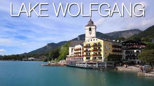 Er liegt zum größten teil im nordosten des bundeslandes salzburg, ein kleiner teil gehört zu oberösterreich, und er ist mit 13 km² einer der größten und bekanntesten seen in der region salzkammergut. Lake Wolfgang Wolfgangsee Austria Youtube