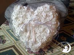 Se il tradizionale cuscino portafedi non fa per voi, abbiamo raccolto alcune idee alternative perfette per valorizzare gli anelli simbolo del vostro amore e della vostra unione. Chiardiluna Cuscinetto Cuore Cuscini All Uncinetto Uncinetto Cuscino Cuore