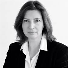 La créative Momotsuki confectionne d'adorables mini robes avec des pétales  de fleurs.