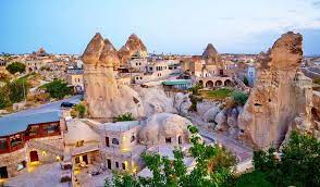 Kapadokya bölgesinin en yüksek yeri olan uçhisar kalesi, özellikle kapadokya butik otellerinde konaklayan turistlerin gün batımını izlemek için akın ettikleri bir nokta. Where To Stay In Cappadocia Best Locations Cave Hotels Biz Evde Yokuz