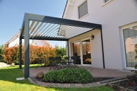 Feste Stahlkonstruktion Und Lamellen Aus Aluminium Terrassenuberdachung Uberdachung Terrasse Uberdachung Garten