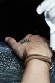 Malé tetování se nejlépe aplikuje na zápěstí, nárt a krk. Tattoo Tsunami I Male Tetovani Muze Mit Sve Kouzlo Even A Small Tattoo Has Its Charm Pro Objednani 420 603 500 500 Facebook