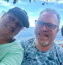 What are some good diving spots and companies in Cancun?