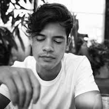 Em ambas as filmagens, o casal surge a cantar e a tocar guitarra. Ivo Lucas Ja Sabe Da Morte De Sara Carreira Esta A Receber Apoio Psicologico