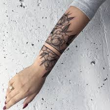 Tatouage bras femme tatouages femme bras tatouage tatouage femme femme cuisse arriere tatouage tatouage bras la fin vers le haut de tattooed bras pour homme ou femme plus pour son premier tatouage la star de game of thrones emilia clarke a opté pour une en 2015 lorsque kristen. 100 Idees De Tatouages Bracelet Pour Femme Tatouez