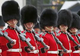 Un Garde Royal Pousse Une Touriste Sur Son Chemin Royal Touriste Tele Realite