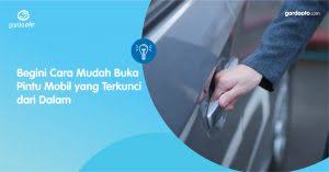 Pintu terkunci dari dalam pulak, macam mana nak masuk rumah ni?. Begini Cara Mudah Buka Pintu Mobil Yang Terkunci Dari Dalam Asuransi Lengkap Premi Murah Dan Terjangkau