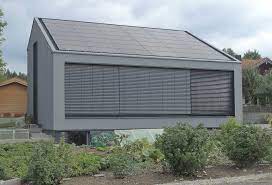 Wir erklären wie viel autarkie im einfamilienhaus sinnvoll ist und energetische autarkie hingegen bezieht sich auf die energieversorgung des hauses mit strom und. Energieautarkes Haus Mit Photovoltaik Akku Textilfassade Berg Bayerische Architektenkammer