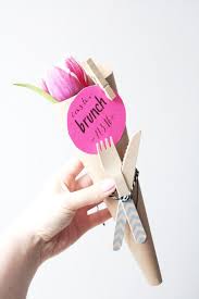 Aber auch, wenn man sich noch nicht sicher ist, was der beschenkte genau will, kann man einen gutschein verschenken. Ich Zeige Euch Heute Wie Ihr Eine Diy Oster Brunch Einladung Basteln Konnt Mit Nur Wenigen Materia Brunch Einladungen Einladung Basteln Gutschein Basteln Essen